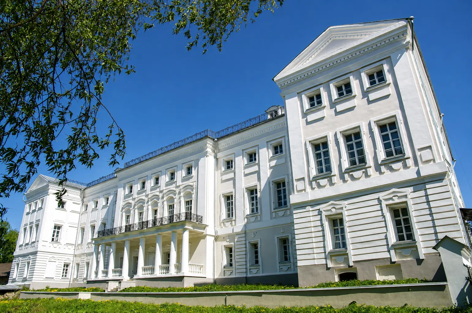 Исторический отель вечером
